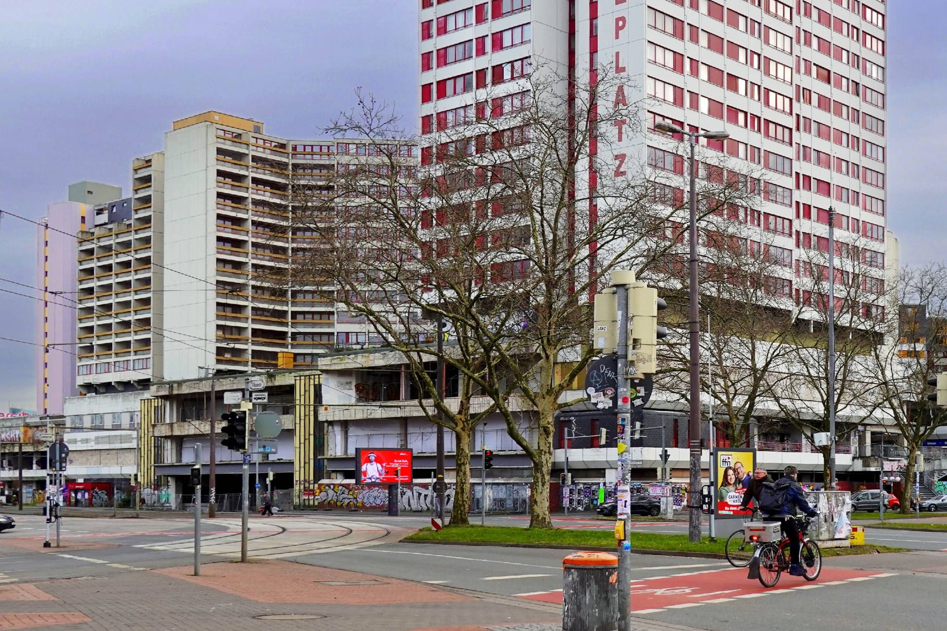 Das Ihme-Zentrum in Hannover (Archivbild): Der graue Betonklotz prägt das Bild des Stadtteils Linden-Mitte seit mehr als 50 Jahren.