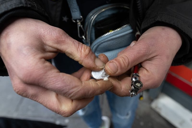 Eine Abhängige bereitet ihre Crack-Pfeife vor (Symbolbild): In Köln hat Crack Heroin als meistgenutzte Droge abgelöst.