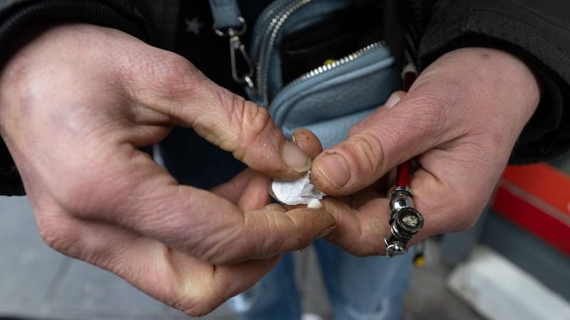 Eine Abhängige bereitet ihre Crack-Pfeife vor (Symbolbild): In Köln hat Crack Heroin als meistgenutzte Droge abgelöst. Eine Abhängige bereitet ihre Crack-Pfeife vor (Symbolbild): In Köln hat Crack Heroin als meistgenutzte Droge abgelöst.