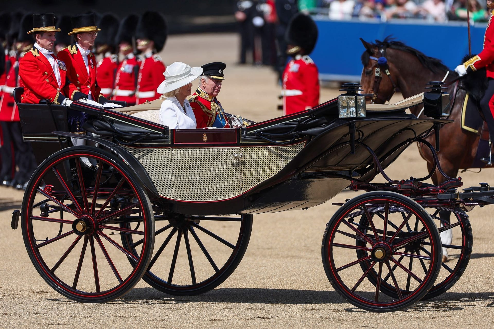 Königin Camilla und König Charles III. nehmen in einer Kutsche an Trooping the Colour teil.