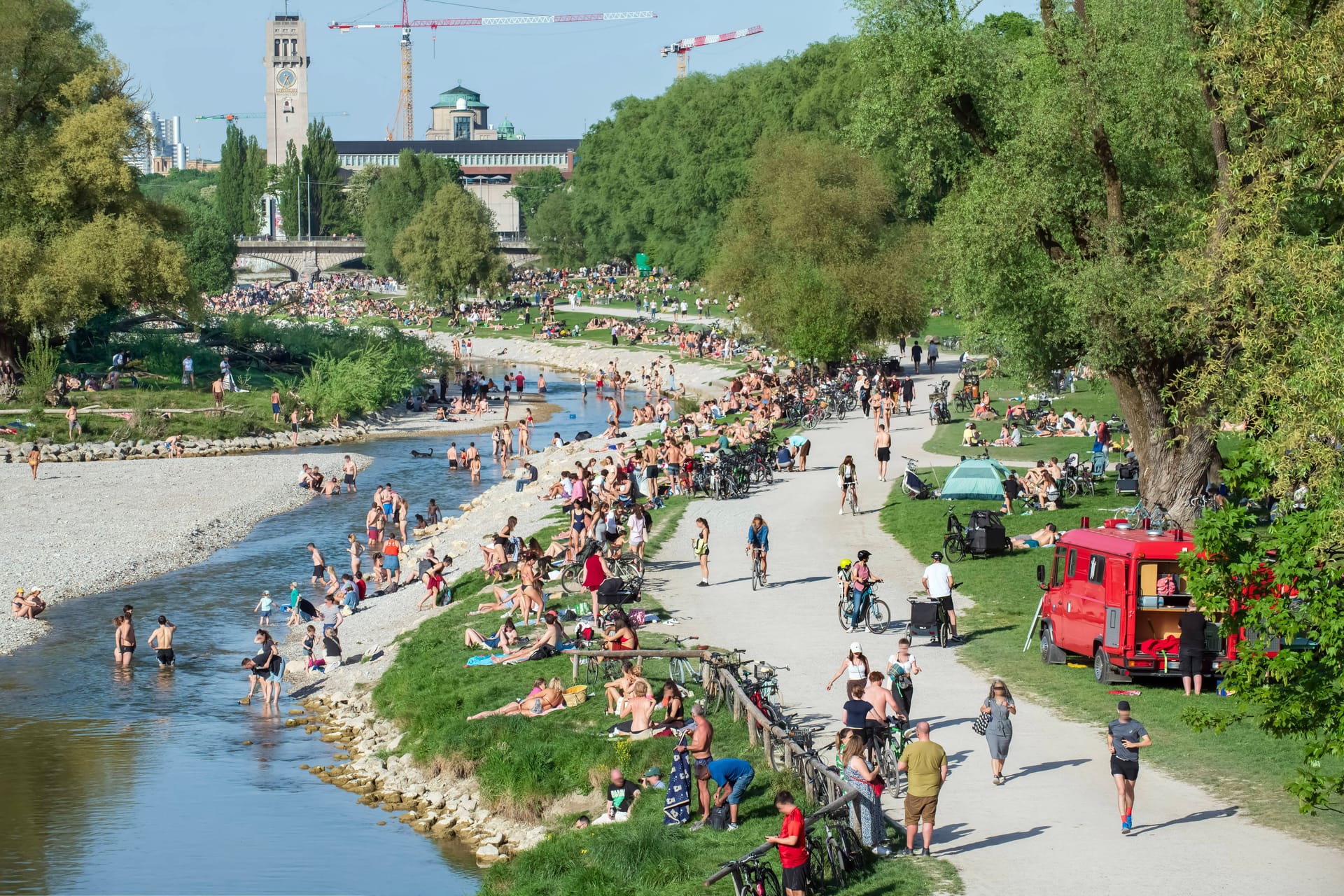 Menschen säumen an einem heißen Tag die Ufer der Isar (Archivbild): Der Sonntag verspricht bestes Badewetter.