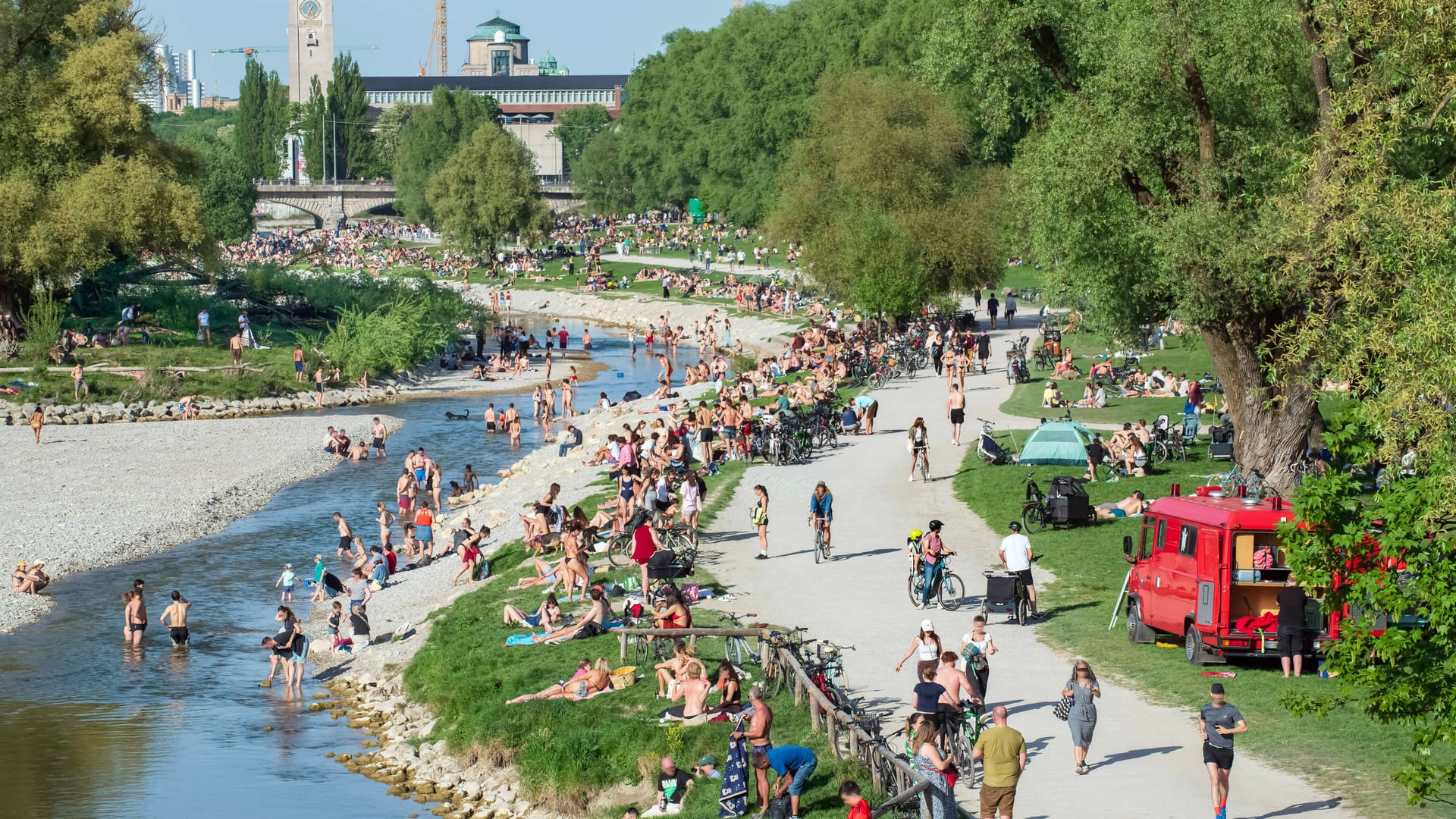 Menschen säumen an einem heißen Tag die Ufer der Isar (Archivbild): Der Sonntag verspricht bestes Badewetter.