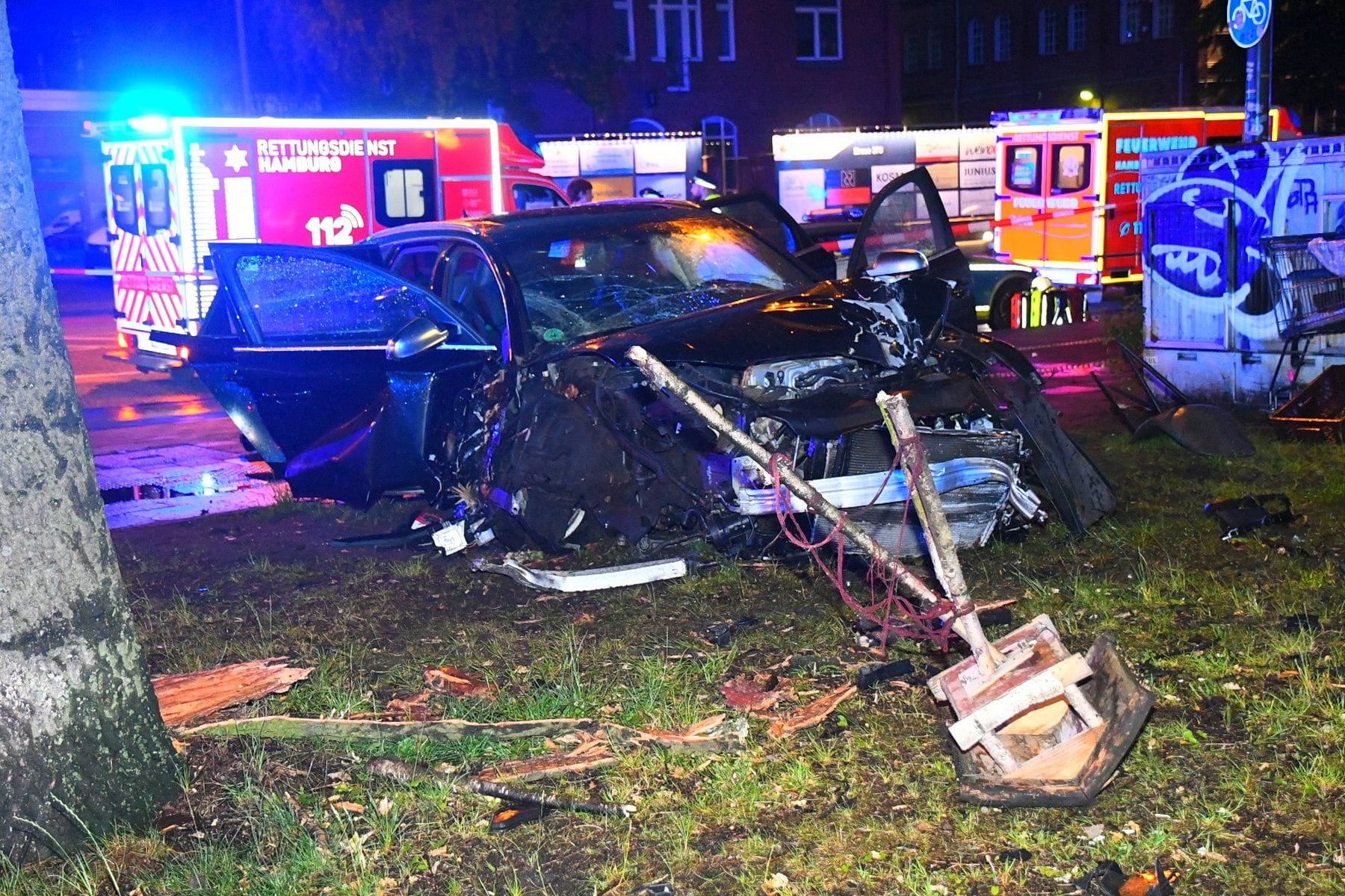 Unfallfahrzeug vor Rettungsfahrzeugen: Bei dem Unfall in Hamburg wurden vier Menschen verletzt.