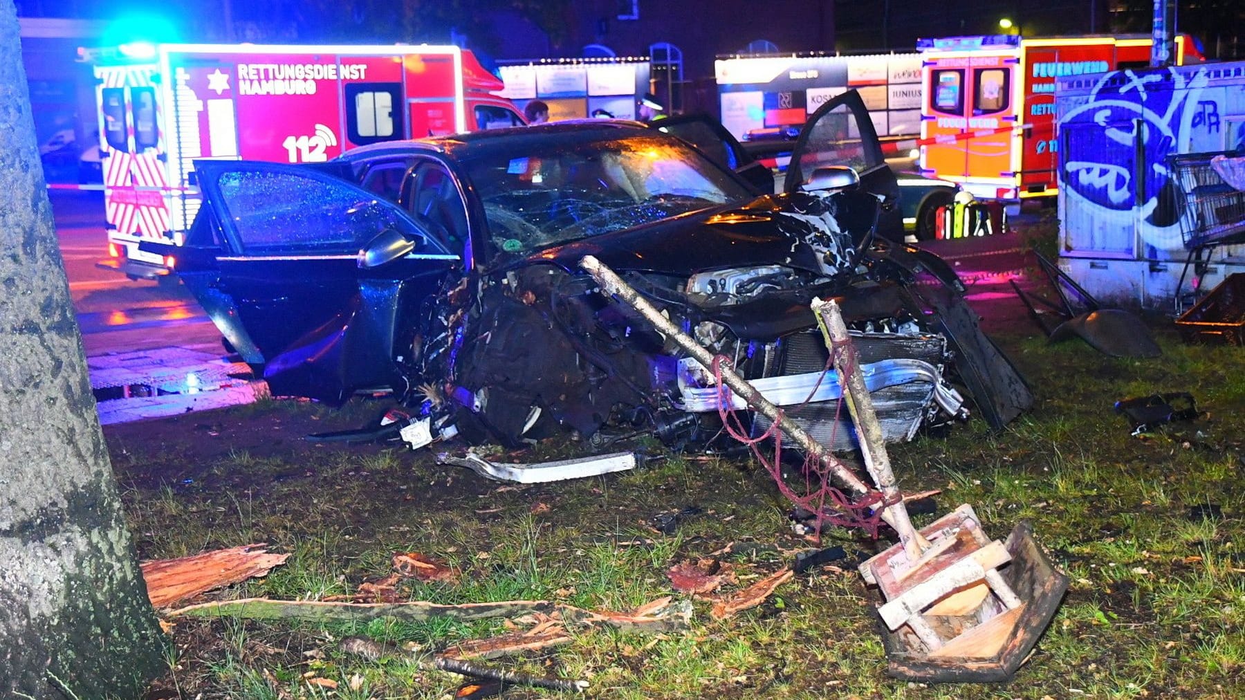 Unfallfahrzeug vor Rettungsfahrzeugen: Bei dem Unfall in Hamburg wurden vier Menschen verletzt.