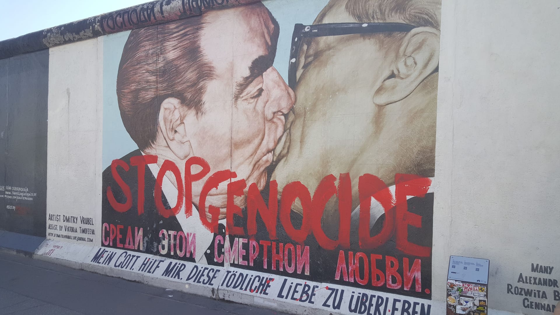 Der übermalte "Bruderkuss": Die Polizei nahm drei Aktivisten in Gewahrsam.