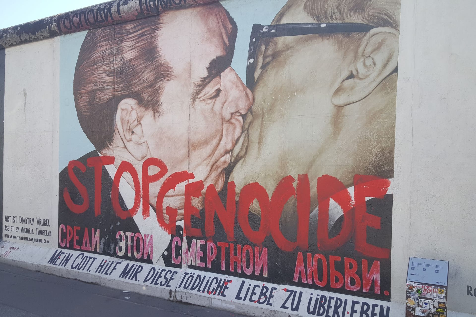 Der übermalte "Bruderkuss": Die Polizei nahm drei Aktivisten in Gewahrsam.