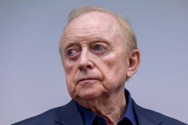 Alfons Schuhbeck steht im Gerichtssaal des Landgerichts München I: Am Dienstag wurden während des Prozesses Details zu seinem Gesundheitszustand öffentlich.
