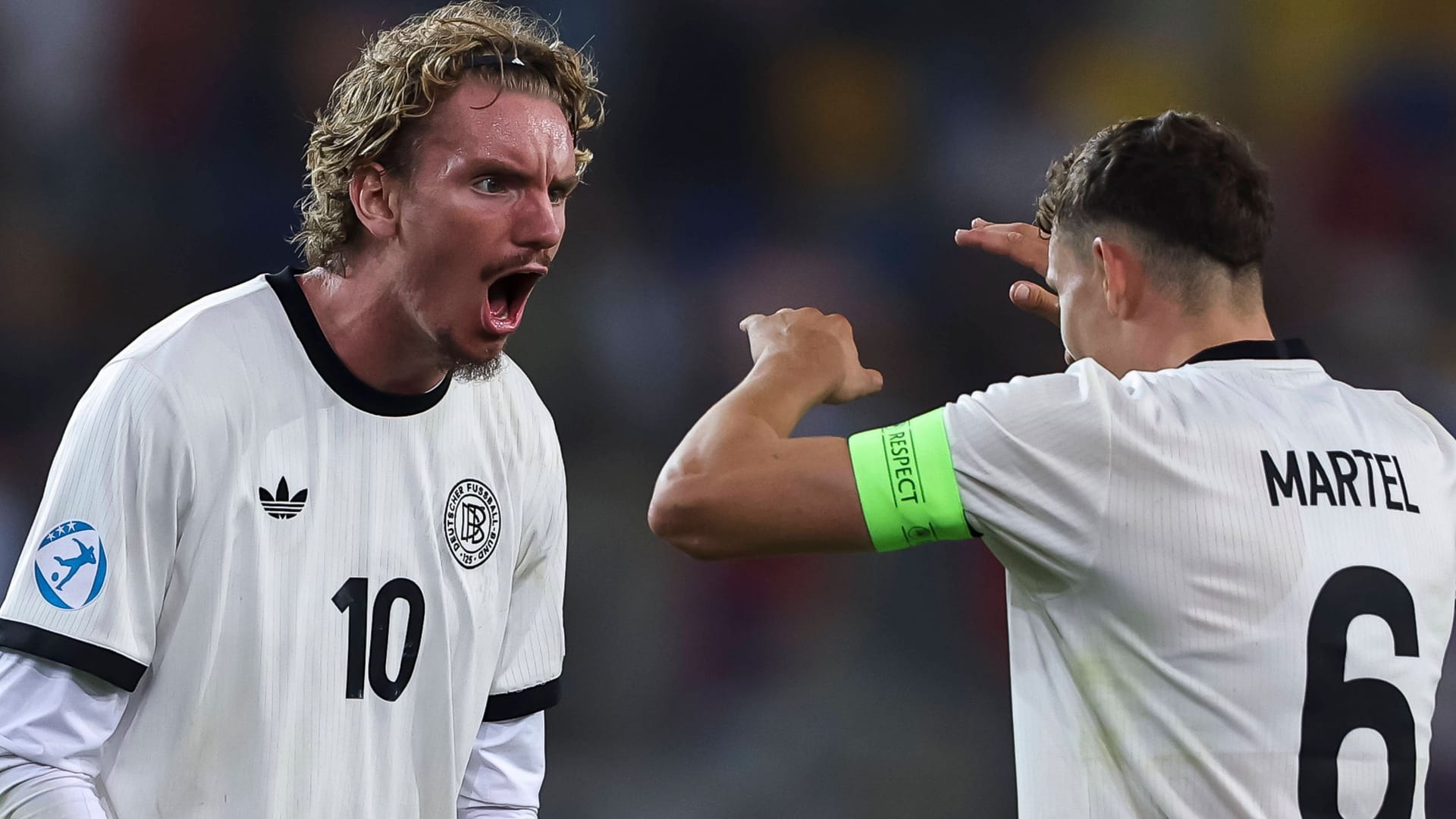 Nick Woltemade (l.) feiert mit Kapitän Eric Martel: Die deutsche U21 hat alle drei Gruppenspiele gewonnen.