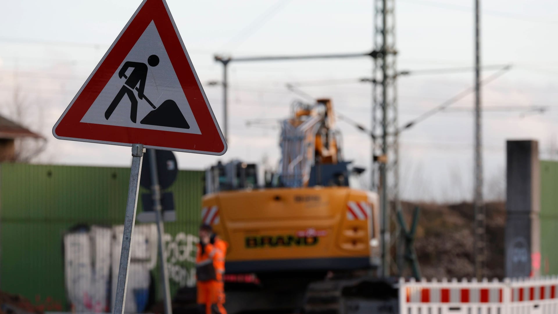 Baustelle an der Riedbahn (Symbolbild): Viele Sanierungen sollen nun später beginnen als geplant.