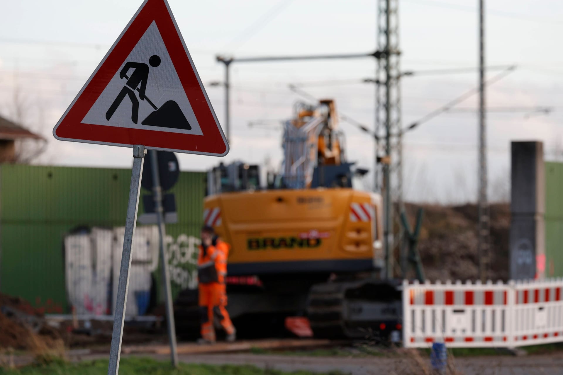 Baustelle an der Riedbahn (Symbolbild): Viele Sanierungen sollen nun später beginnen als geplant.