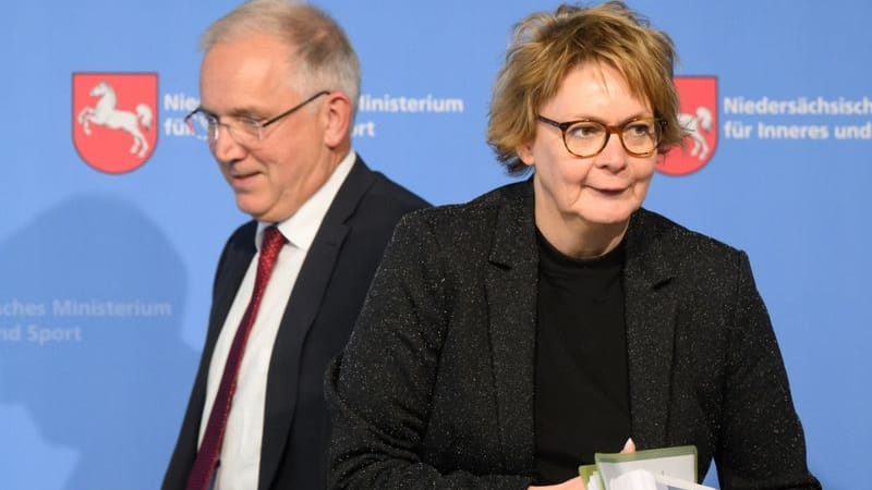 Dirk Pejril und Daniela Behrens (SPD): Der Verfassungsschutzpräsident in Niedersachsen und die Innenministerin haben den Verfassungsschutzbericht 2024 für Niedersachsen vorgestellt.