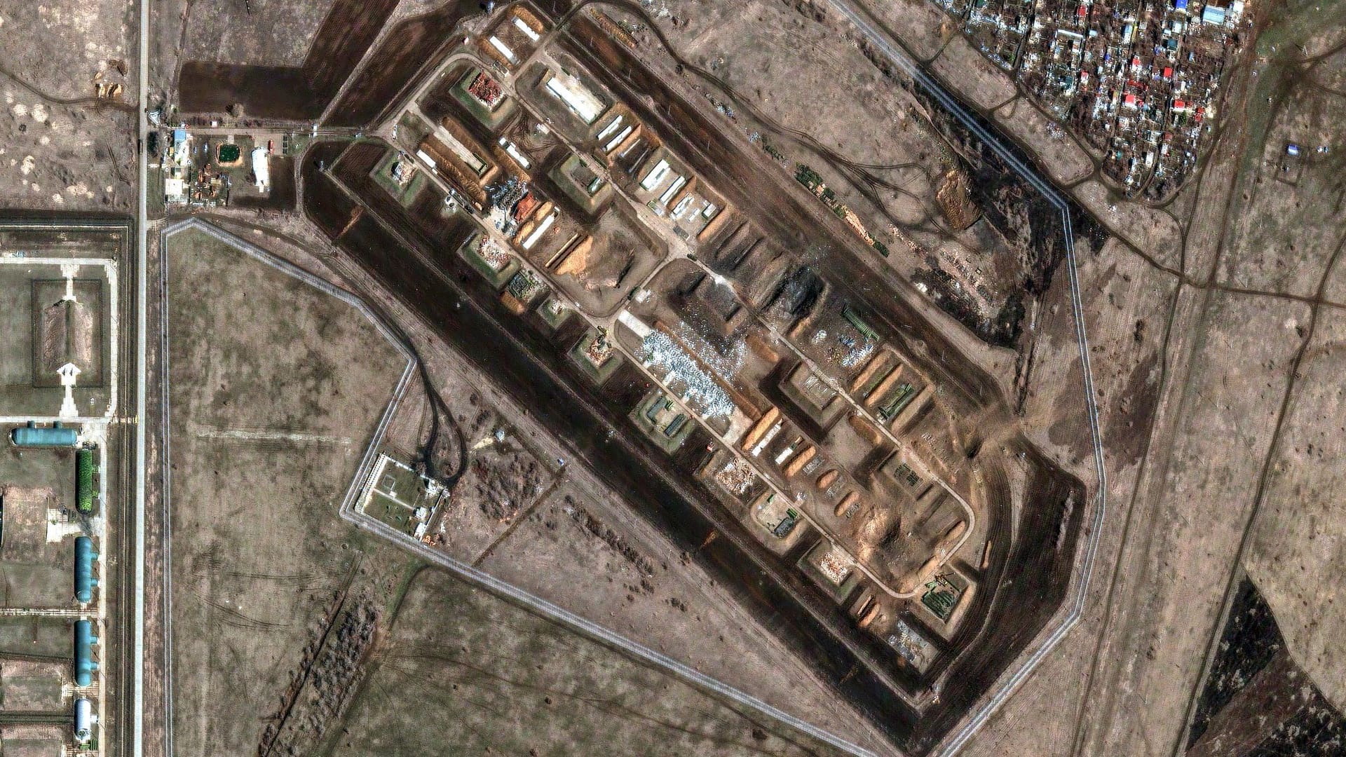 Ukraine-Krieg - Beschädigtes Munitions- und Waffenlager