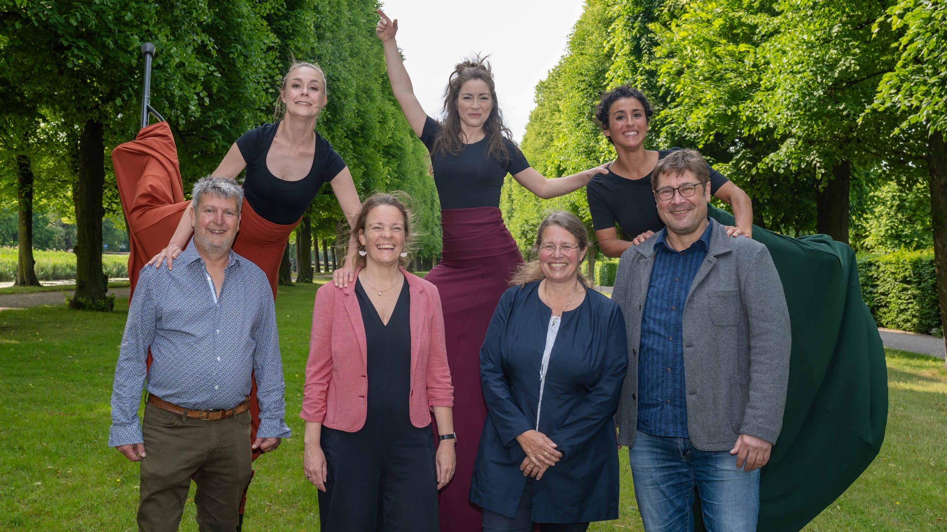 Casper de Vries, Eva Bender, Anke Seegert und Desimo (vorne von links nach rechts) mit dem Tanzkollektiv Danzankó: Das Kleine Fest findet vom 8. bis zum 27. Juli statt.