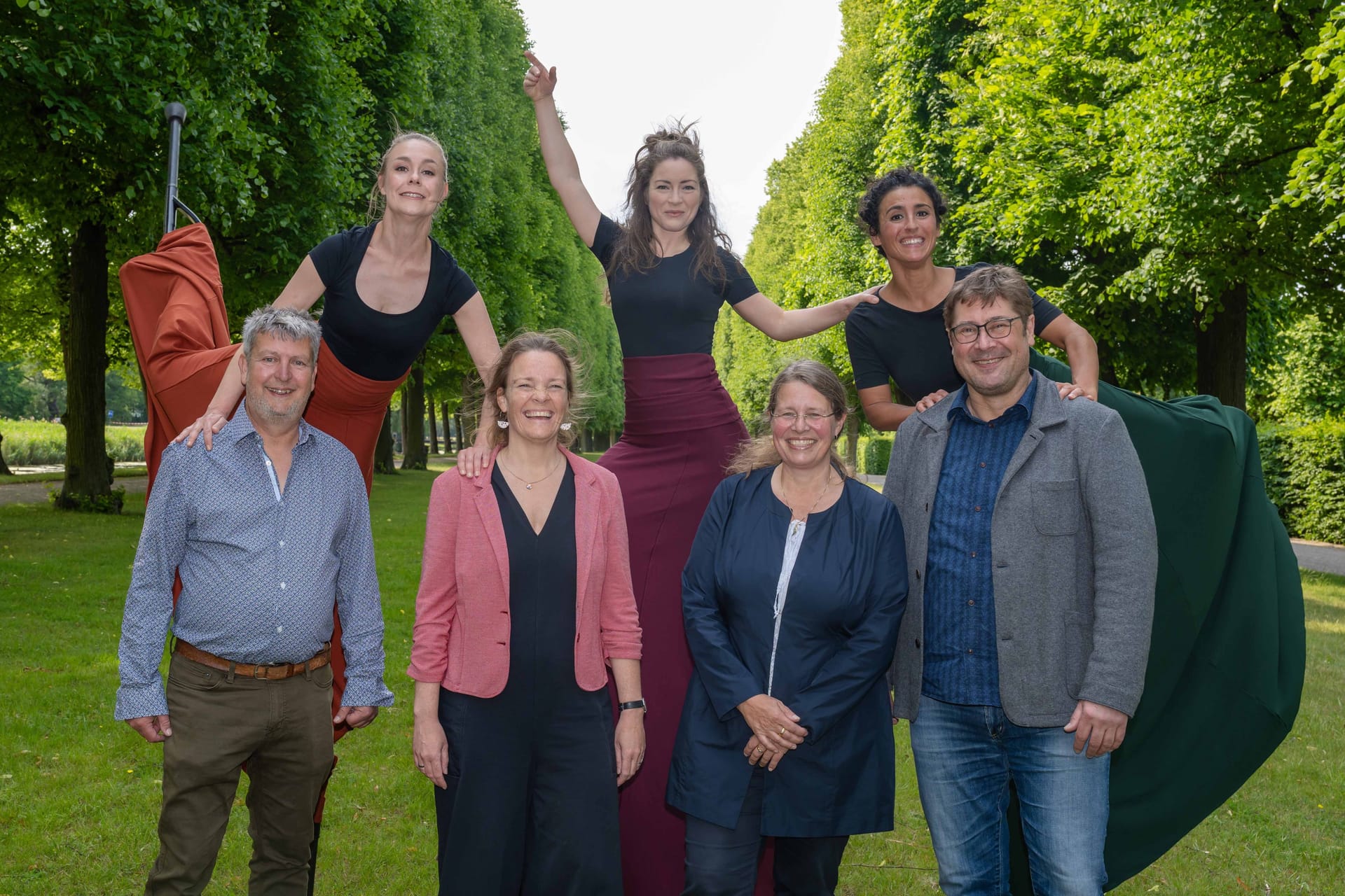 Casper de Vries, Eva Bender, Anke Seegert und Desimo (vorne von links nach rechts) mit dem Tanzkollektiv Danzankó: Das Kleine Fest findet vom 8. bis zum 27. Juli statt.