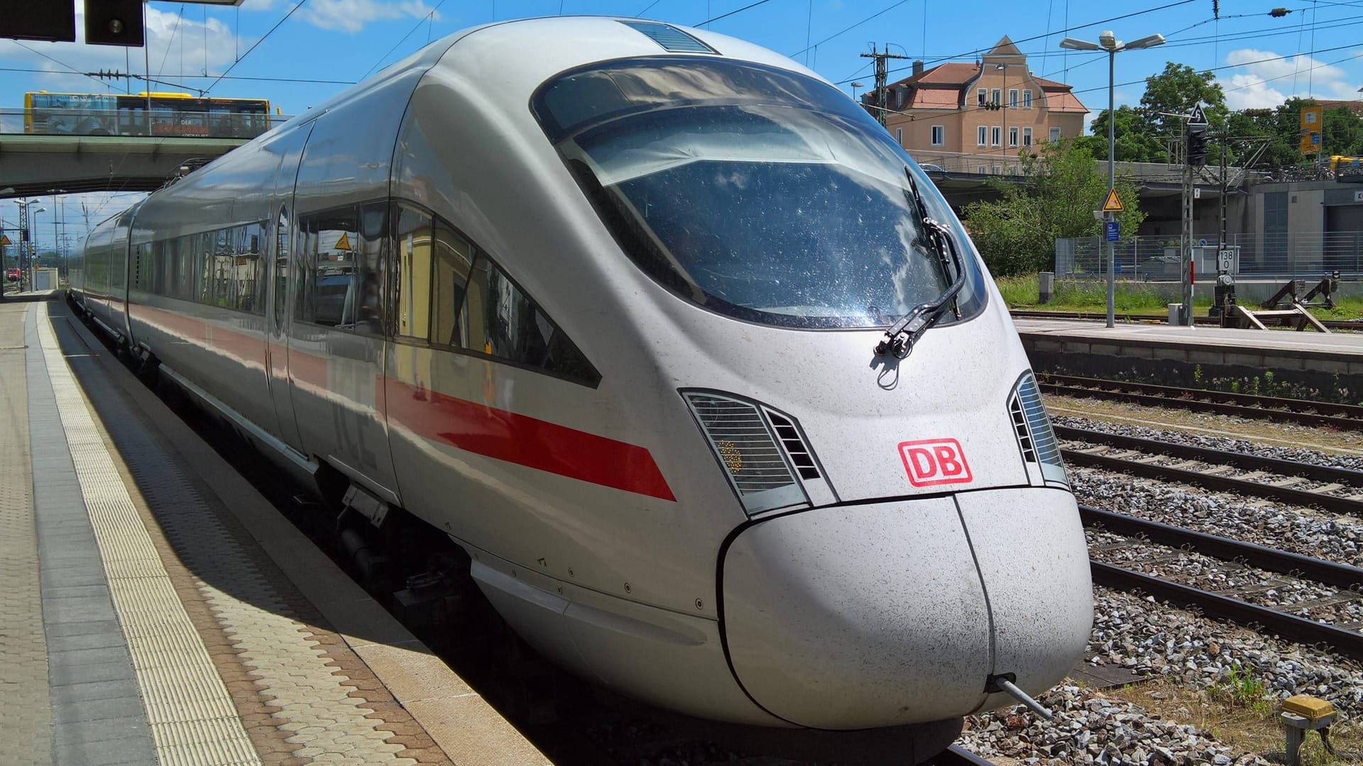 Ein ICE nach Hamburg-Altona über Berlin (Symbolbild): Wegen umgestürzter Bäume kommt es derzeit zu Verspätungen.