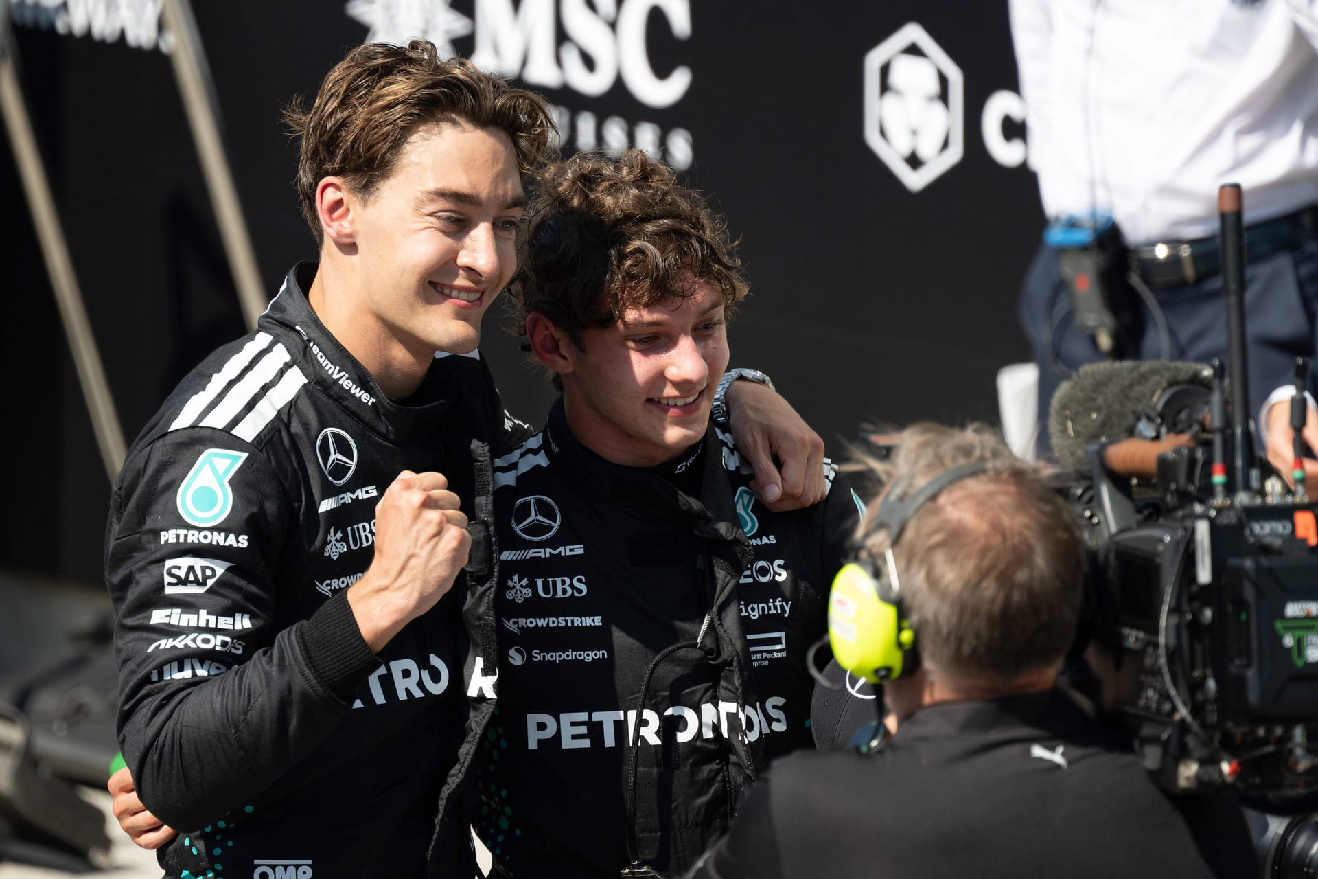George Russell (links) und Kimi Antonelli: Die beiden Mercedes-Piloten nutzten das schwache Wochenende der McLaren.
