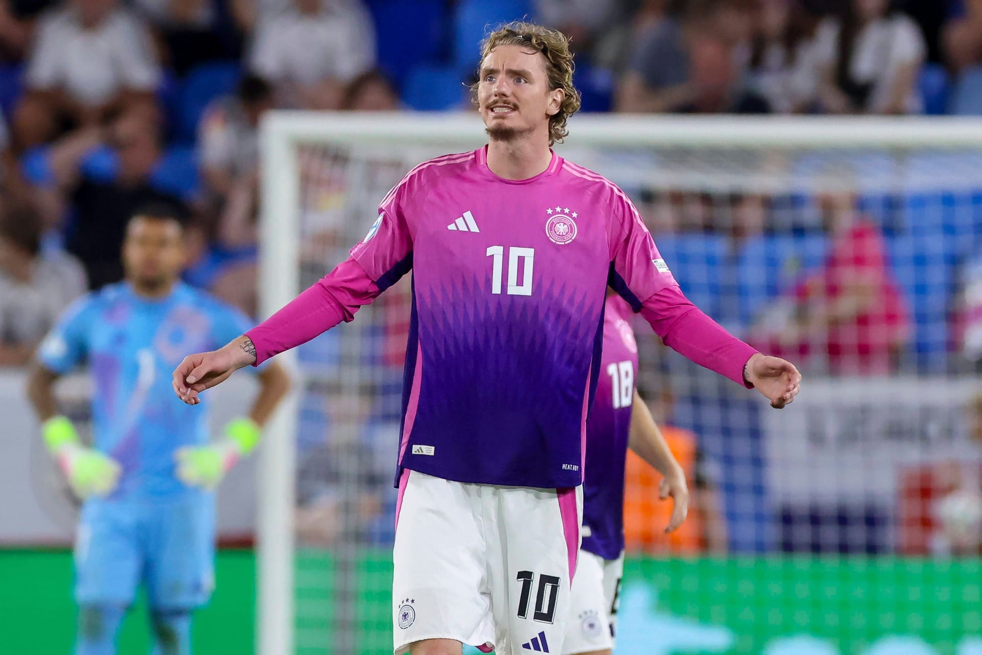 Nick Woltemade: England hatte den deutschen Unterschiedsspieler gut im Griff. Kein einziges Dribbling gelang und die gewohnt gefährlichen Pässe ins letzte Drittel wurden zur Rarität – lediglich vier kamen in den 120 Minuten an. Hatte keinen einzigen Torabschluss. Note 4 Nick Woltemade: England hatte den deutschen Unterschiedsspieler gut im Griff. Kein einziges Dribbling gelang und die gewohnt gefährlichen Pässe ins letzte Drittel wurden zur Rarität – lediglich vier kamen in den 120 Minuten an. Hatte keinen einzigen Torabschluss. Note 4