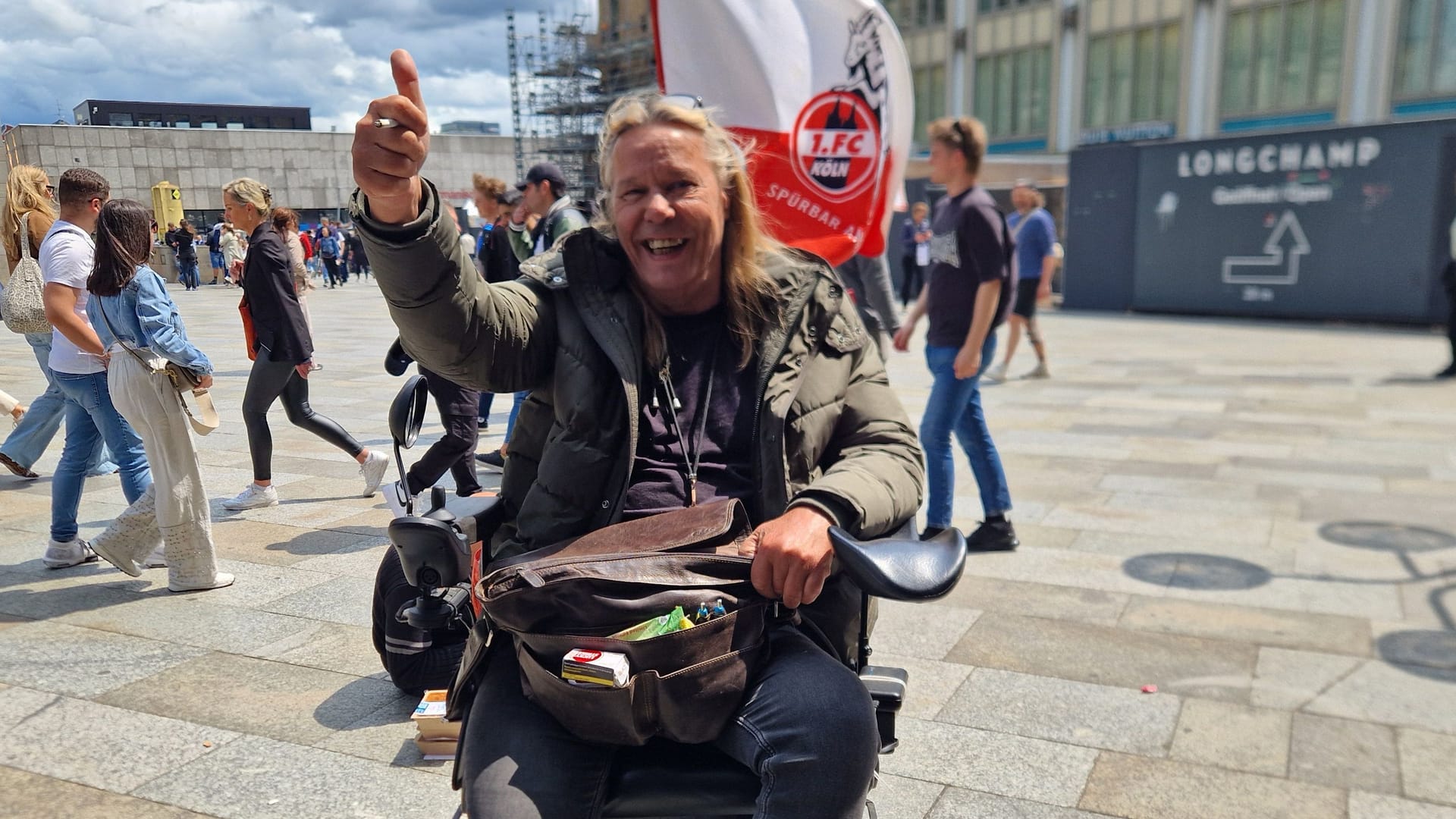 Ralph ist 64 Jahre alt und seit "ungefähr 60 Jahren" FC-Fan. Den neuen Trainer findet er "geil".