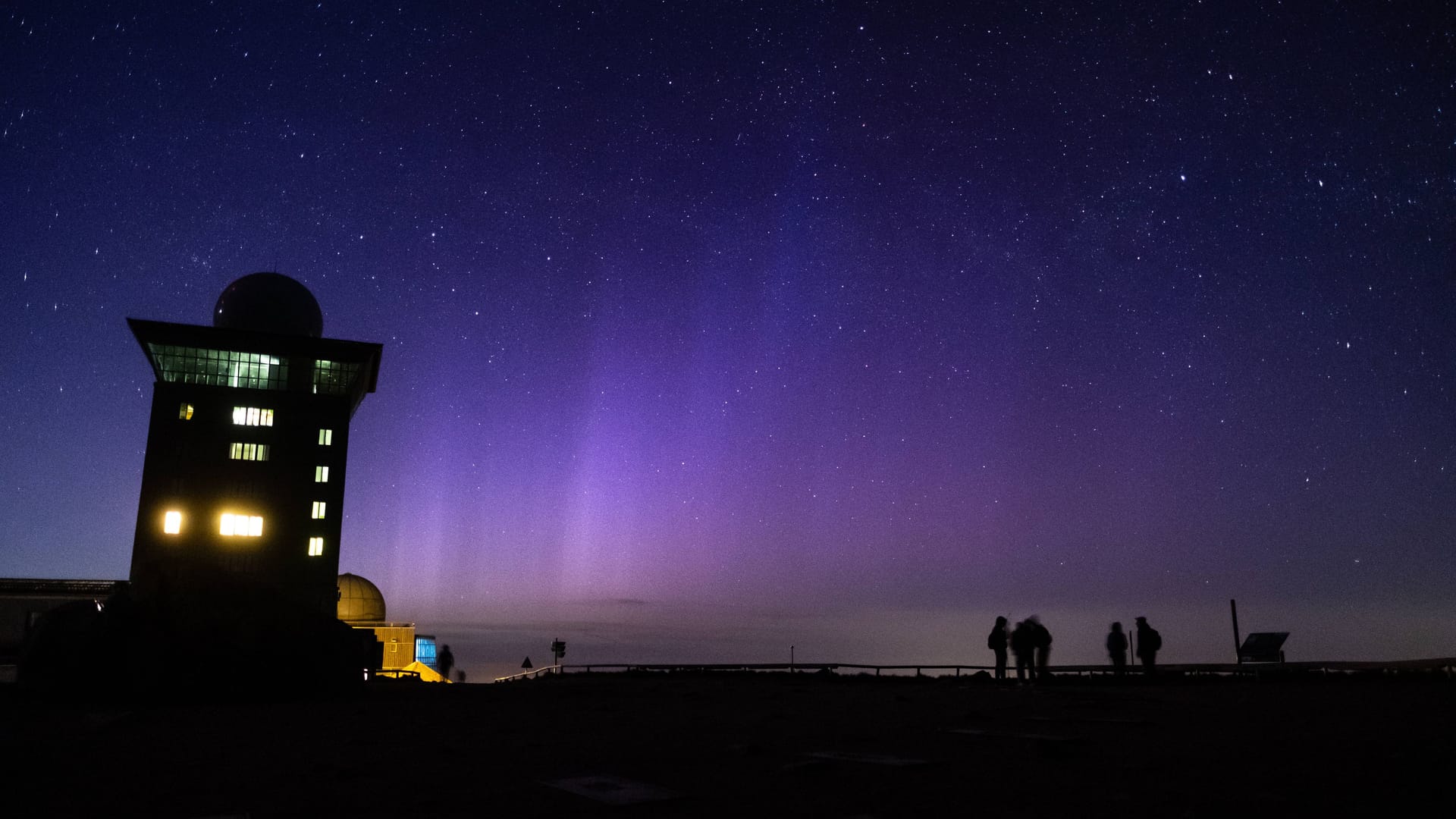 Polarlichter auf dem Brockengipfel: Im Mai 2024 war die Sonne besonders aktiv. Bis weit nach Mitteleuropa waren Nordlichter zu sehen.