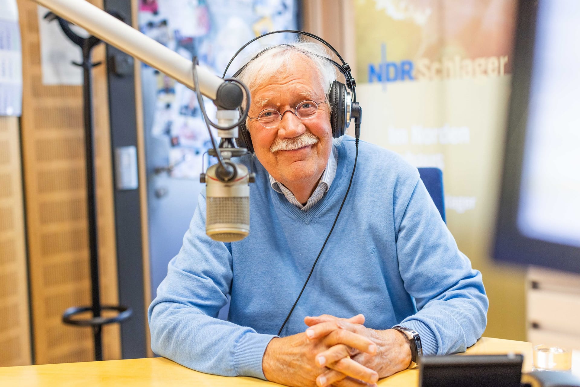 Carlo von Tiedemann im Hörfunkstudio von NDR Schlager (Archivbild): Der beliebte Moderator starb Anfang Juni.