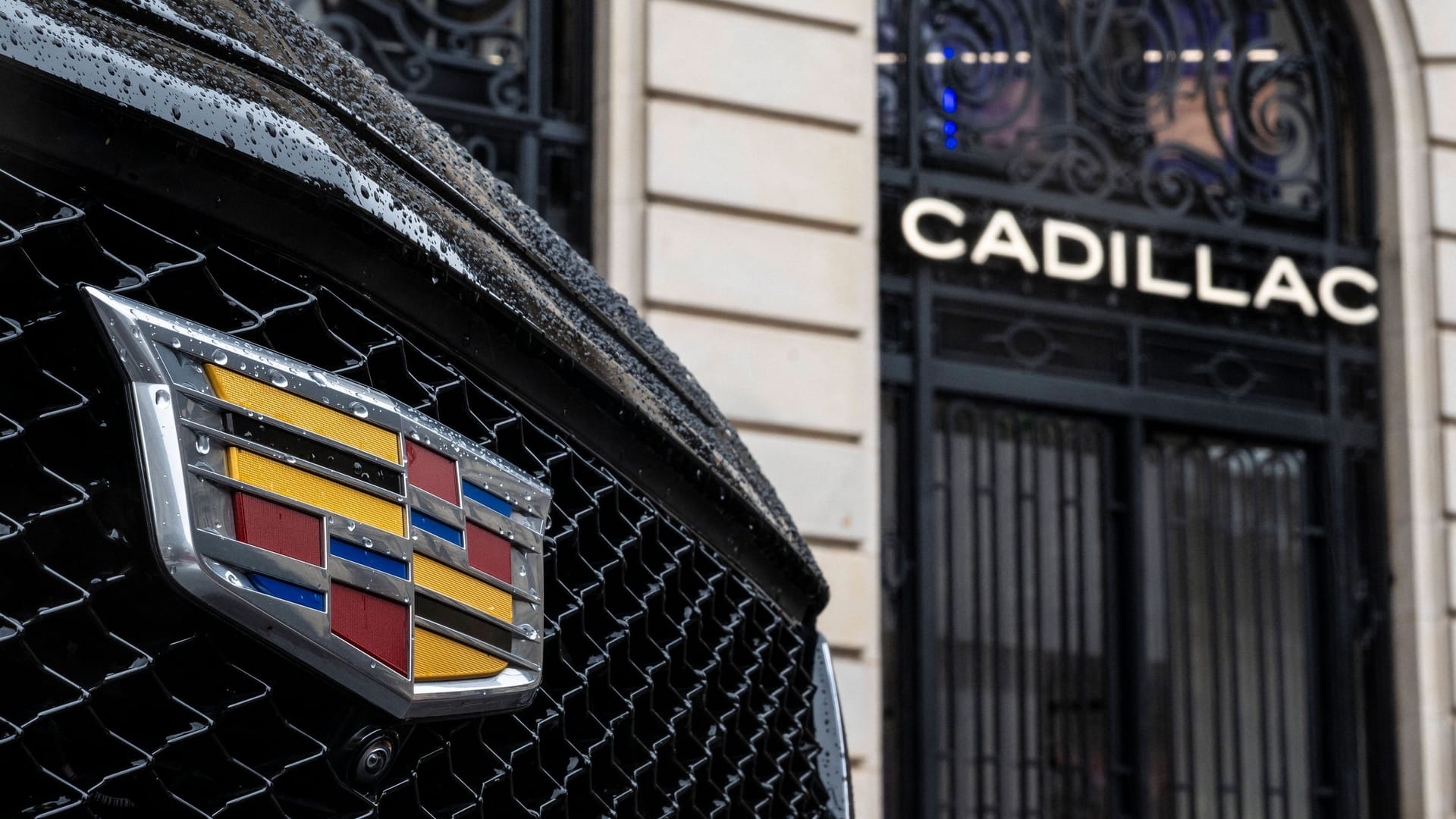 Starkes Zeichen: Mit neuem Selbstbewusstsein bringt Cadillac sein traditionsreiches Markenlogo zurück auf europäische Straßen.