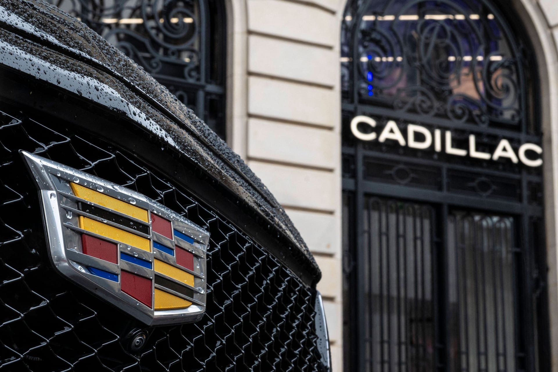 Starkes Zeichen: Mit neuem Selbstbewusstsein bringt Cadillac sein traditionsreiches Markenlogo zurück auf europäische Straßen.