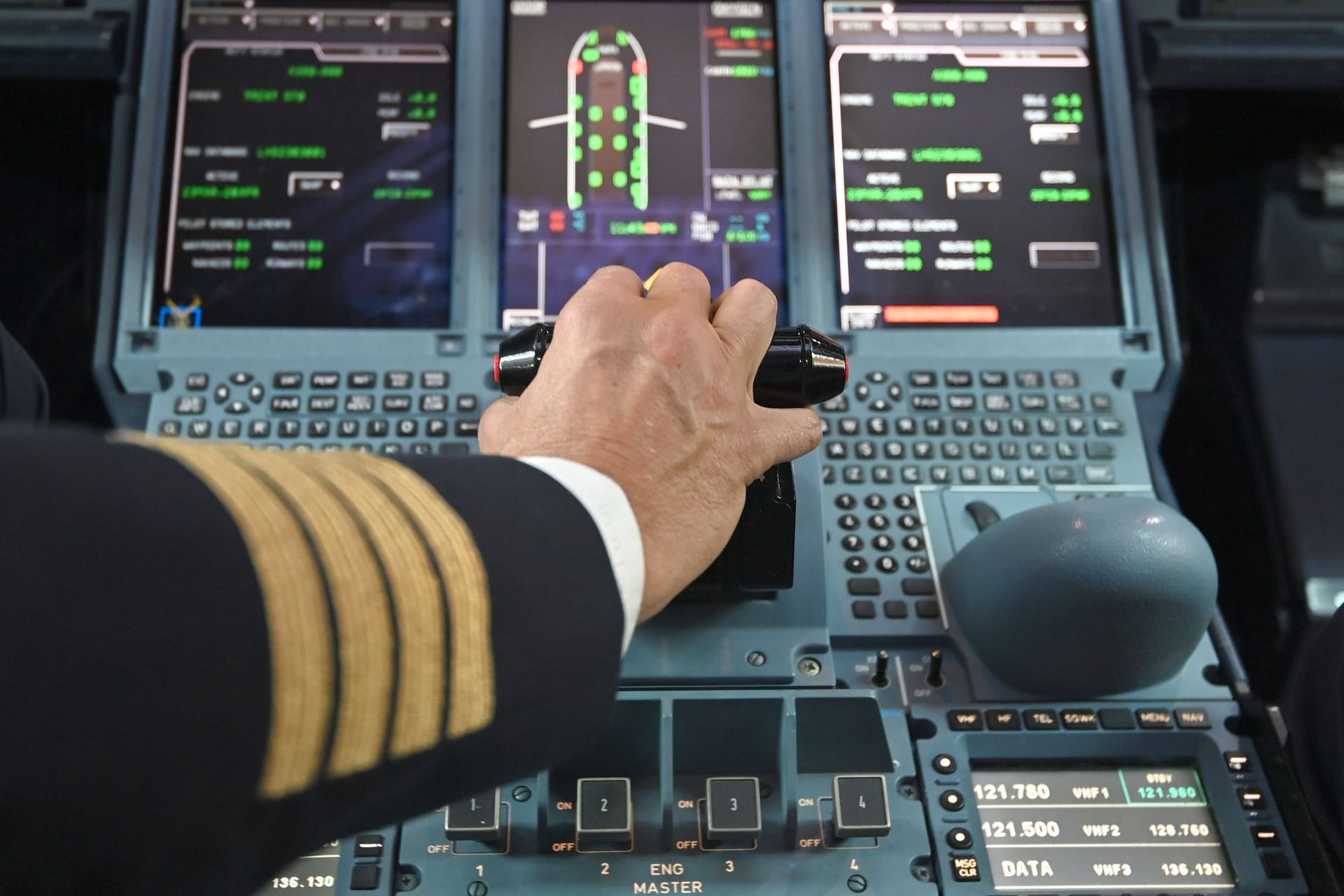 Hand des Piloten am Schubhebel eines Flugzeugs (Symbolfoto): Ein Flug nach Berlin nahm am Montagabend eine unerwartete Wendung.