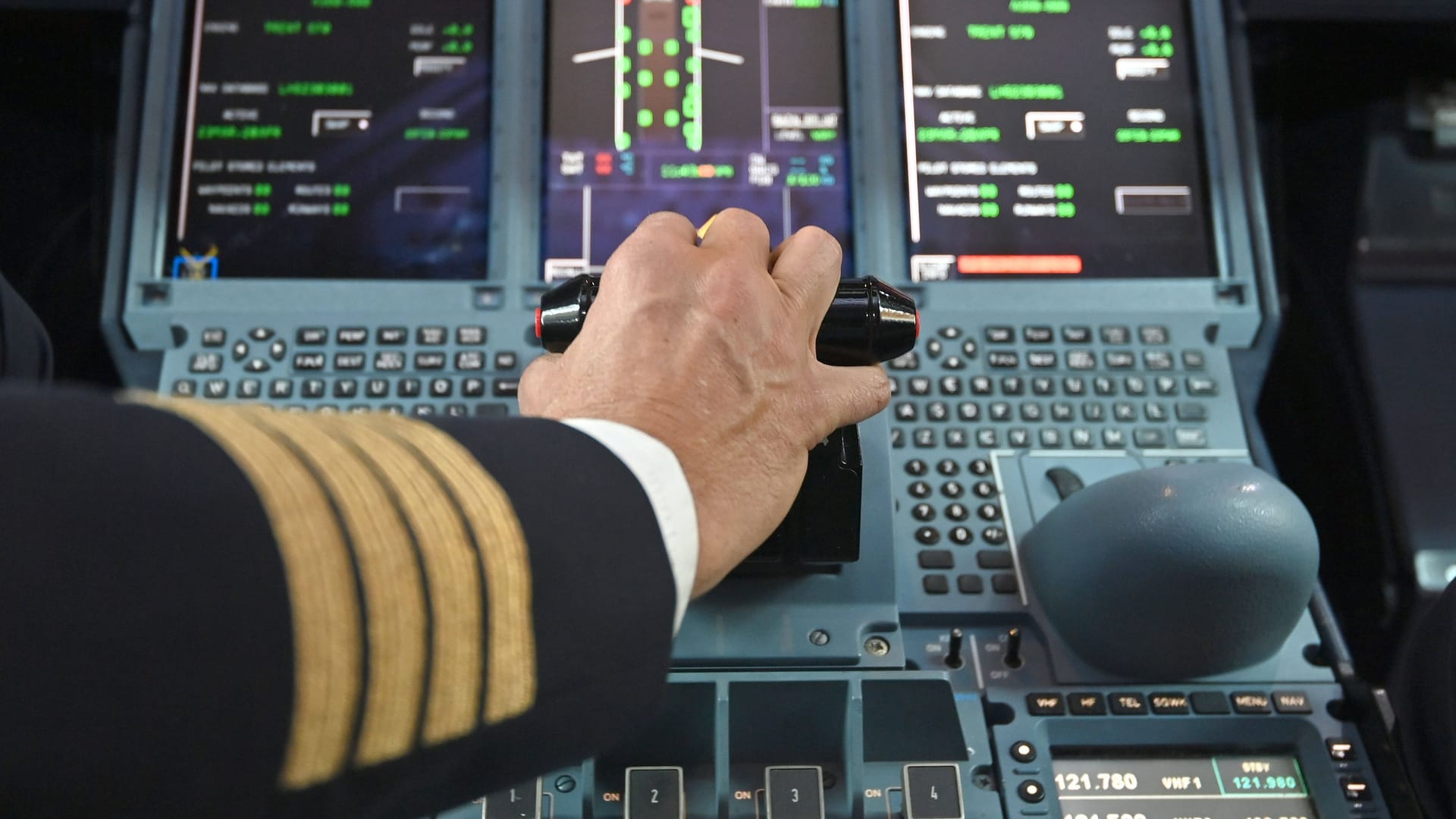 Hand des Piloten am Schubhebel eines Flugzeugs (Symbolfoto): Ein Flug nach Berlin nahm am Montagabend eine unerwartete Wendung.