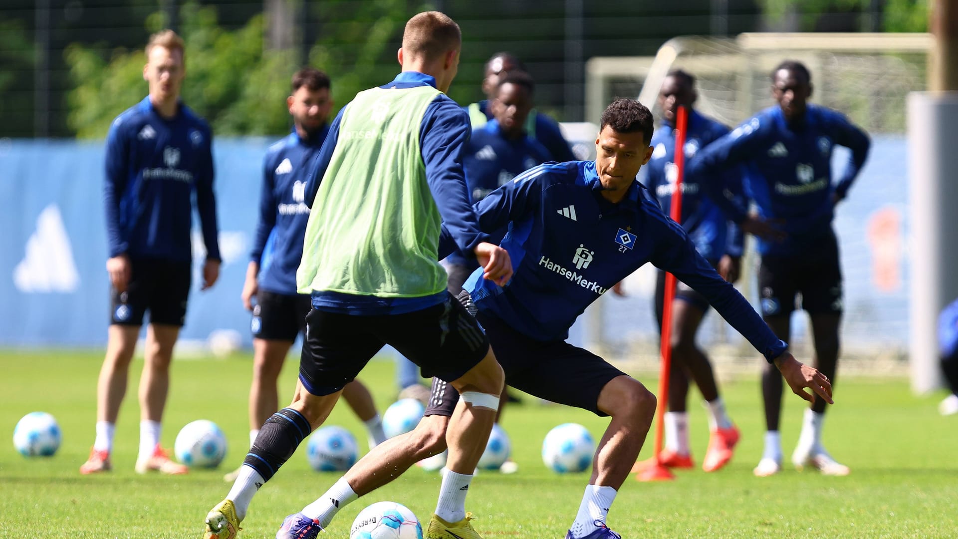 Die HSV-Profis im Training (Archivbild): Der Bundesliga-Aufsteiger bereitet sich bei Ausrüster Adidas auf die neue Saison vor. Die HSV-Profis im Training (Archivbild): Der Bundesliga-Aufsteiger bereitet sich bei Ausrüster Adidas auf die neue Saison vor.