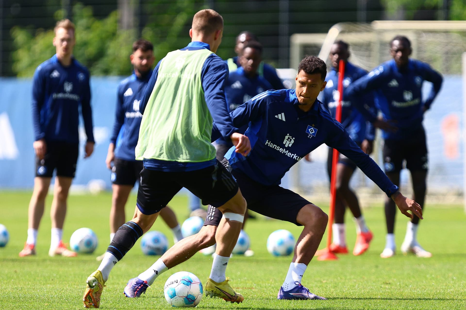 Die HSV-Profis im Training (Archivbild): Der Bundesliga-Aufsteiger bereitet sich bei Ausrüster Adidas auf die neue Saison vor. Die HSV-Profis im Training (Archivbild): Der Bundesliga-Aufsteiger bereitet sich bei Ausrüster Adidas auf die neue Saison vor.