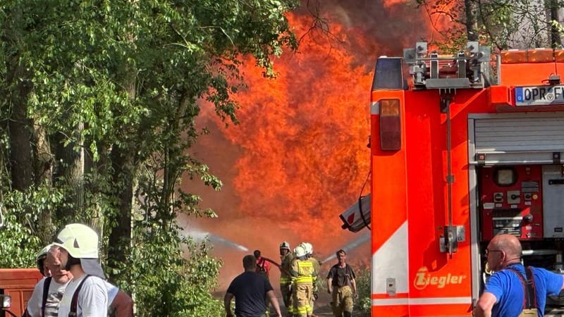 Die Feuerwehr bekämpft einen Waldbrand in Schönberg im Landkreis Ostprignitz-Ruppin: Teile der Feuerwehrausrüstung schmolzen durch die enorme Hitze.