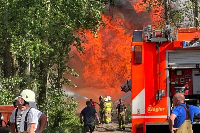 Die Feuerwehr bekämpft einen Waldbrand in Schönberg im Landkreis Ostprignitz-Ruppin: Teile der Feuerwehrausrüstung schmolzen durch die enorme Hitze.