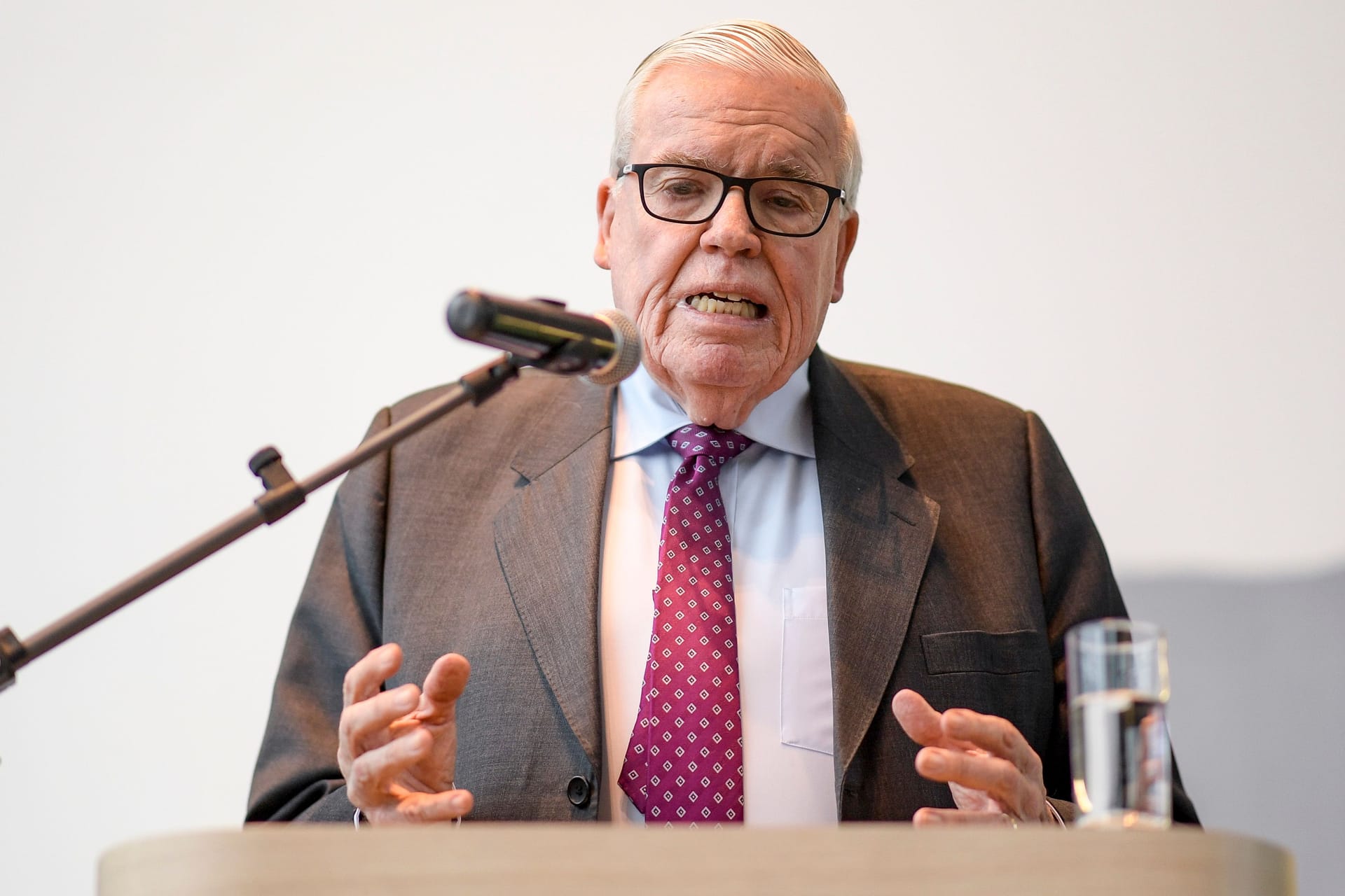 HSV-Investor Klaus-Michael Kühne (Archivbild): Der Unternehmer ist nach einem Medienbericht dazu bereit, einen Teil seiner Anteile am Aufsteiger zu verkaufen.