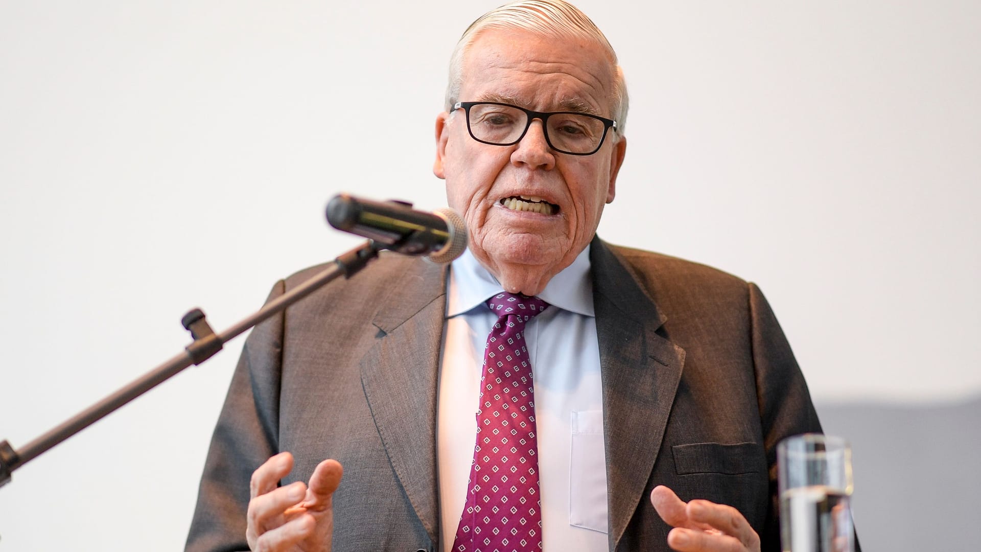 HSV-Investor Klaus-Michael Kühne (Archivbild): Der Unternehmer ist nach einem Medienbericht dazu bereit, einen Teil seiner Anteile am Aufsteiger zu verkaufen. HSV-Investor Klaus-Michael Kühne (Archivbild): Der Unternehmer ist nach einem Medienbericht dazu bereit, einen Teil seiner Anteile am Aufsteiger zu verkaufen.
