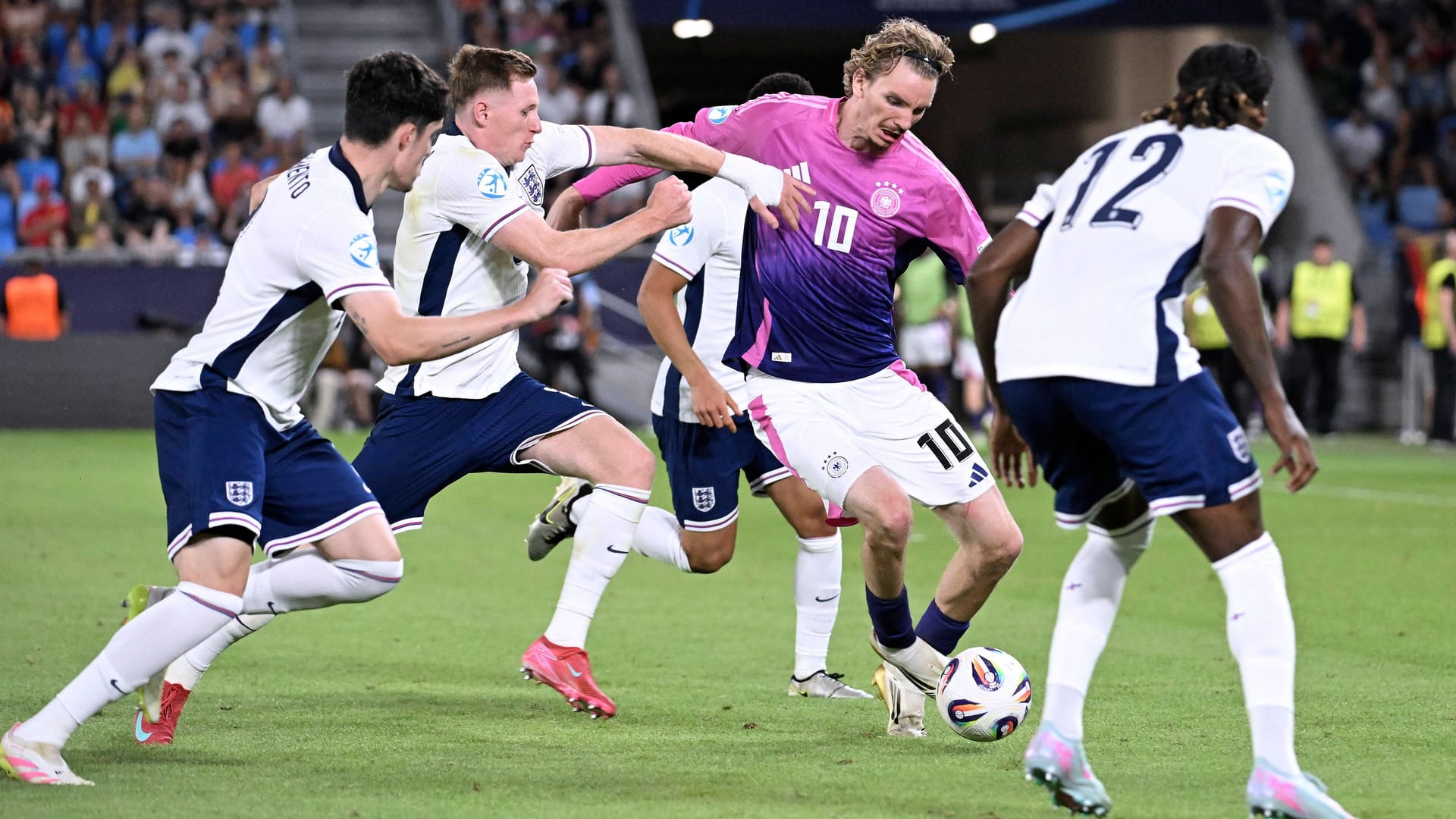 Deutschlands Woltemade (M.) umringt von englischen Gegenspielern: Das Finale der U21-EM ging in die Verlängerung.