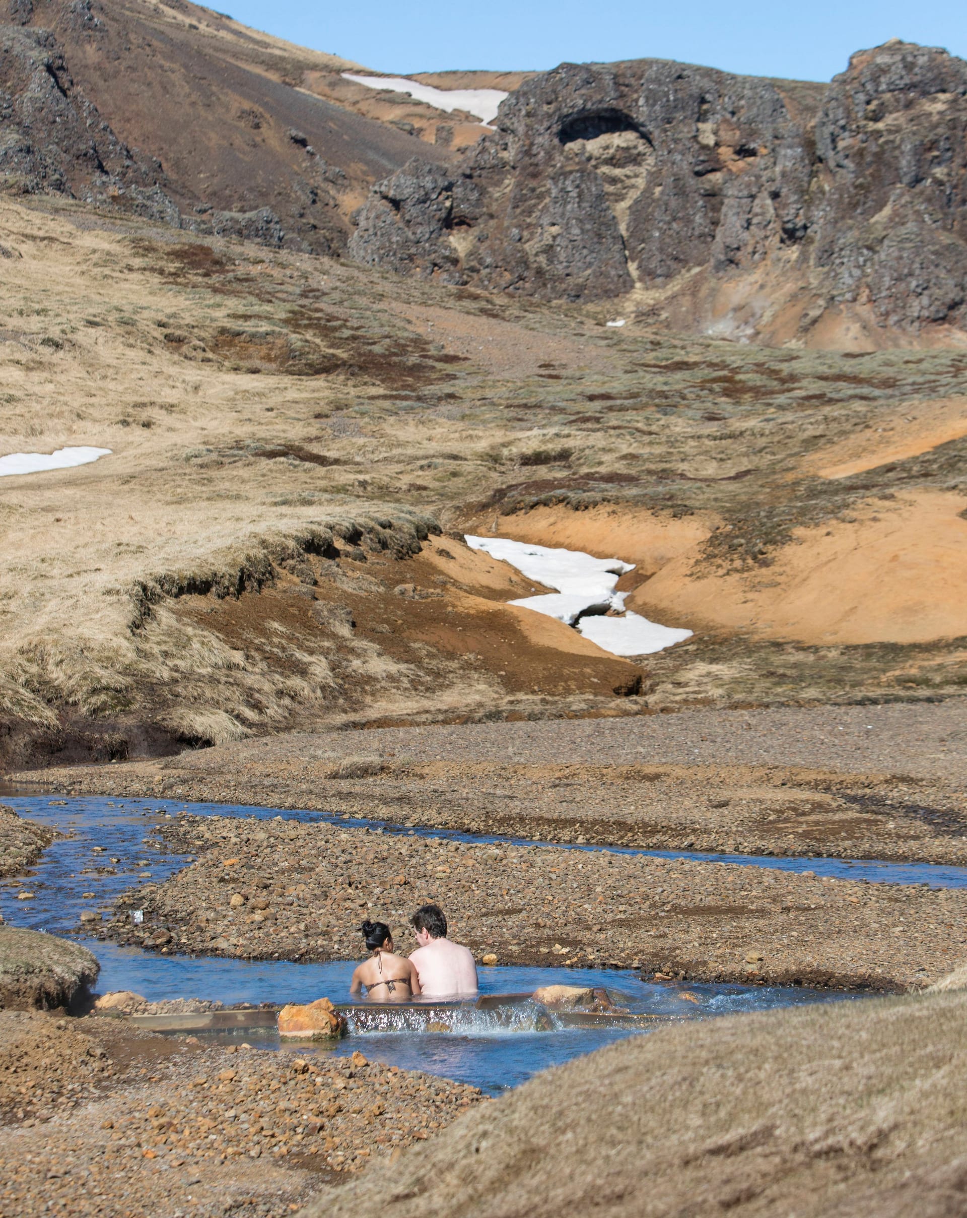 Reykjadalur: Ein Paar freut sich über das warme Wasser in dem heißen Quellfluss in Island. Reykjadalur: Ein Paar freut sich über das warme Wasser in dem heißen Quellfluss in Island.