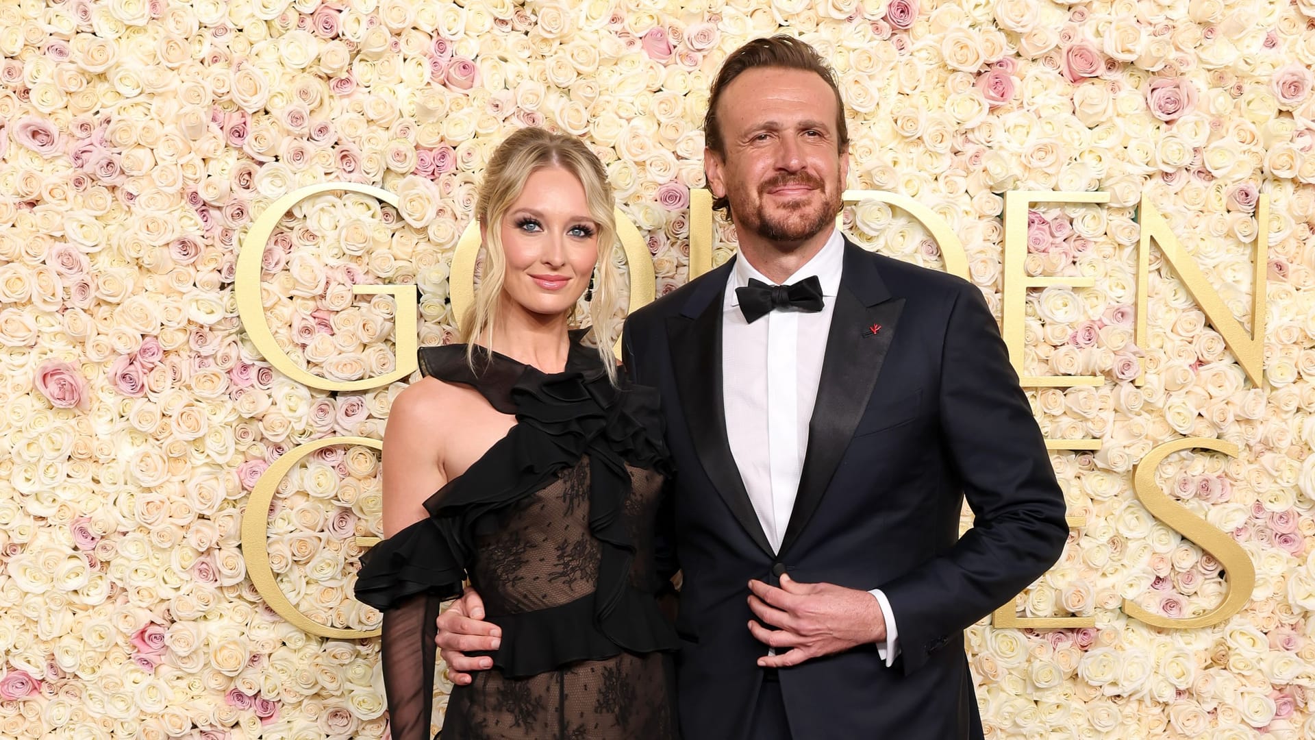 Kayla Radomski und Jason Segel: Das Paar posiert bei den Golden Globe Awards 2025.