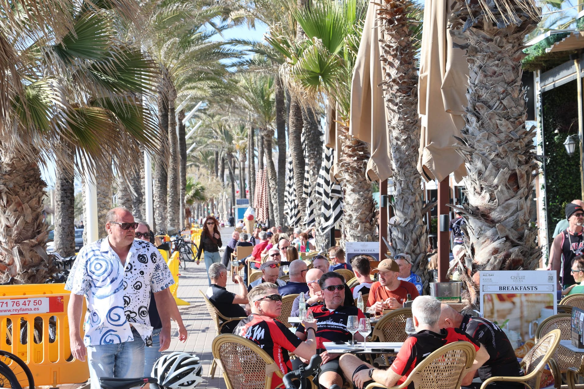 El Arenal, Mallorca: Schauplatz friedlicher Urlaubsidylle wird zum Austragungsort einer Clanfehde.