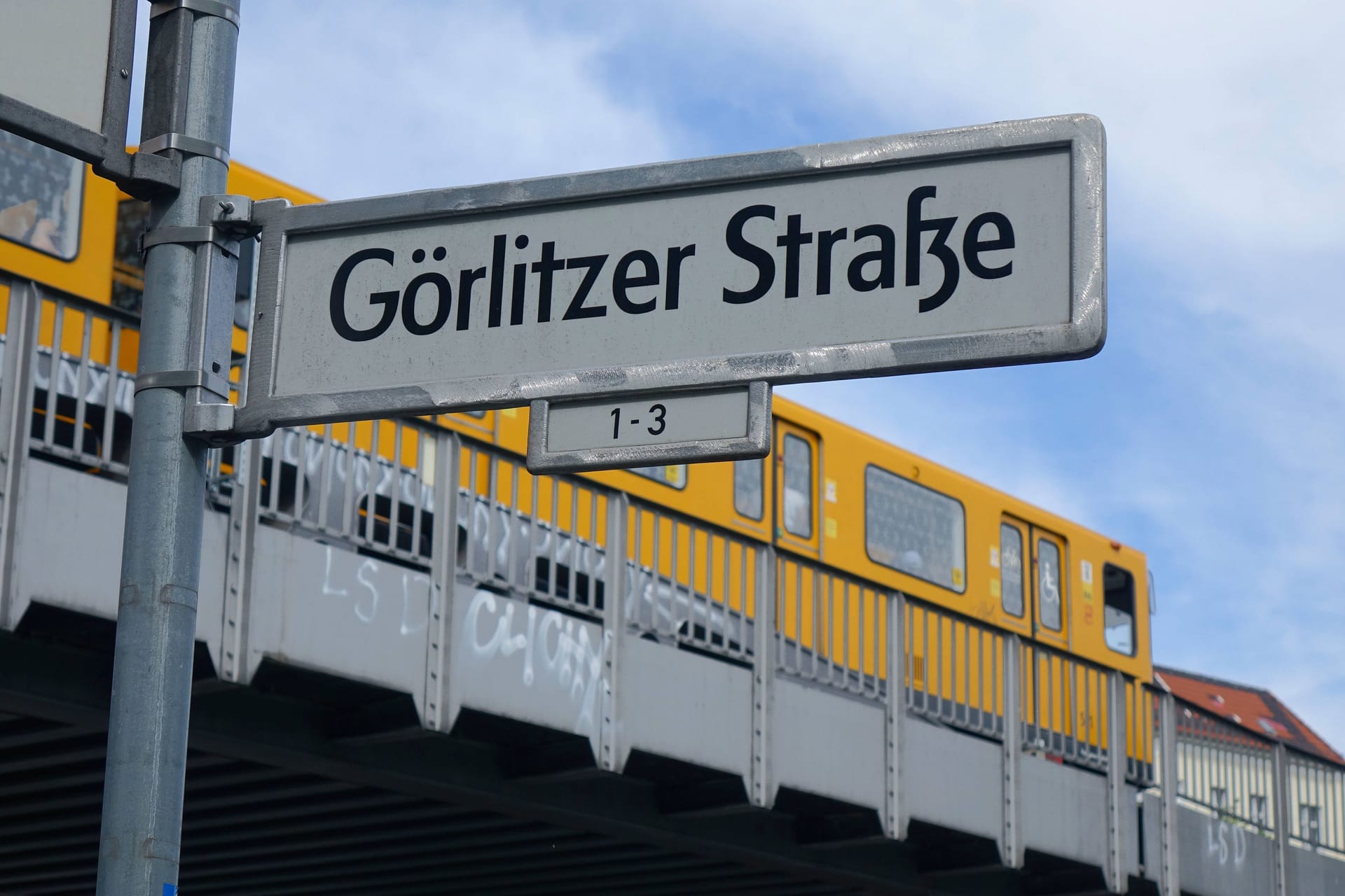 Die Görlitzer Straße in Berlin (Archivbild): Hier wurde eine lebensgefährlich verletzte Person gefunden.