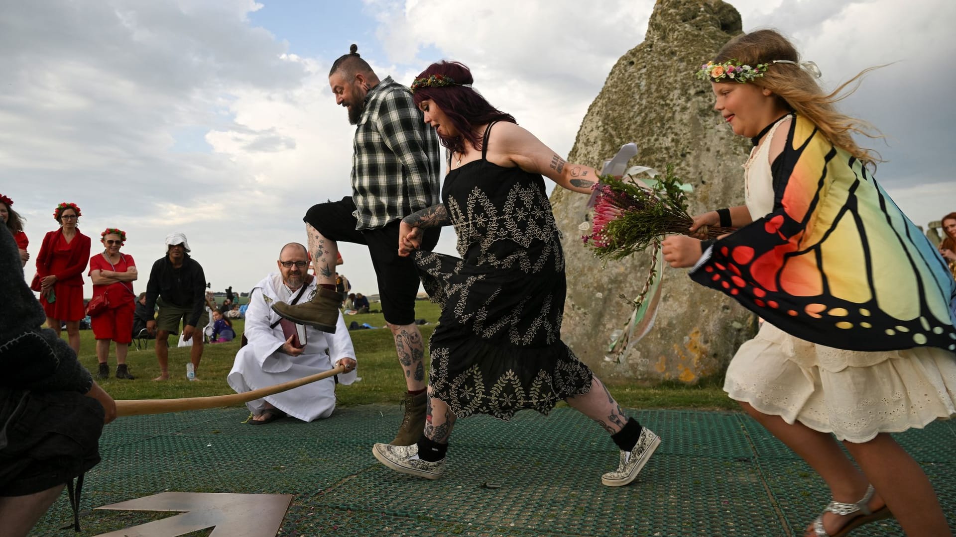 Feiernde Menschen am Stonehenge-Wahrzeichen zur Sommersonnenwende.