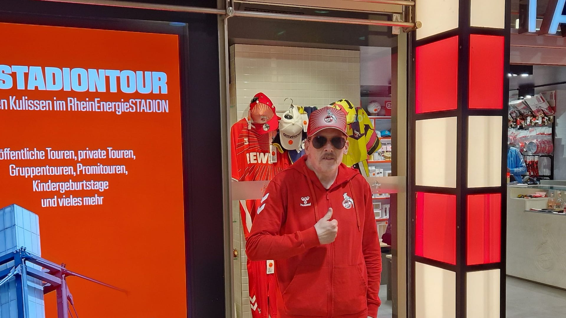 Aurélien vor dem FC Fan-Shop: Er träumt schon von der Champions League.