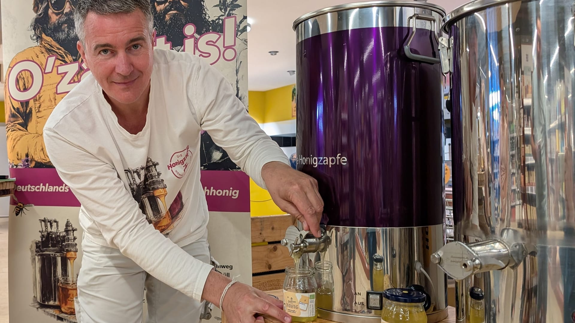 Imker Rico Heinzig zampft sich ein Glas Honig: Seit Dienstag steht die Anlage im Biomarkt in Coswig. Imker Rico Heinzig zampft sich ein Glas Honig: Seit Dienstag steht die Anlage im Biomarkt in Coswig.