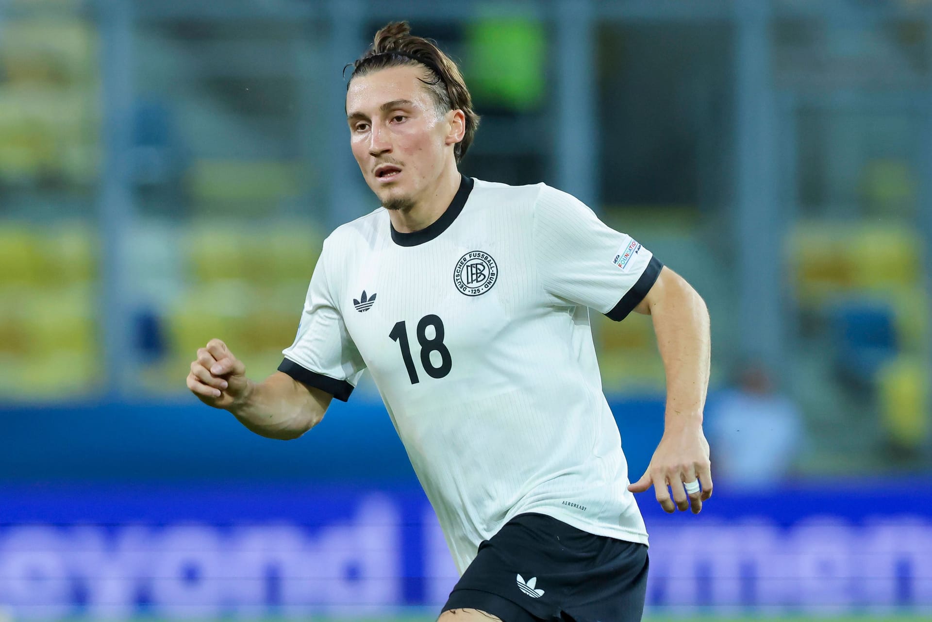 Rocco Reitz: Der deutsche Aktivposten wirbelte auch gegen Italien immer wieder übers Spielfeld. Störte das italienische Aufbauspiel (45., 47.). Der Gladbacher bewies Übersicht und brachte butterweiche Flanken auf seine Mitspieler – auch bei Eckbällen. In der 68. führte sein Ball zum Ausgleich. Hatte in der 103. sogar selbst die Chance auf ein Tor. Wirkte gegen Ende müde. Note 2 Rocco Reitz: Der deutsche Aktivposten wirbelte auch gegen Italien immer wieder übers Spielfeld. Störte das italienische Aufbauspiel (45., 47.). Der Gladbacher bewies Übersicht und brachte butterweiche Flanken auf seine Mitspieler – auch bei Eckbällen. In der 68. führte sein Ball zum Ausgleich. Hatte in der 103. sogar selbst die Chance auf ein Tor. Wirkte gegen Ende müde. Note 2
