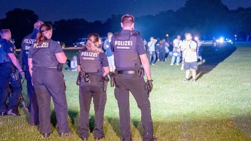 Einsatzkräfte der Polizei und Jugendliche stehen sich im Hamburger Stadtpark gegenüber: Neben dem schwer verletzten Jugendlichen wurde auch ein Polizist verletzt.