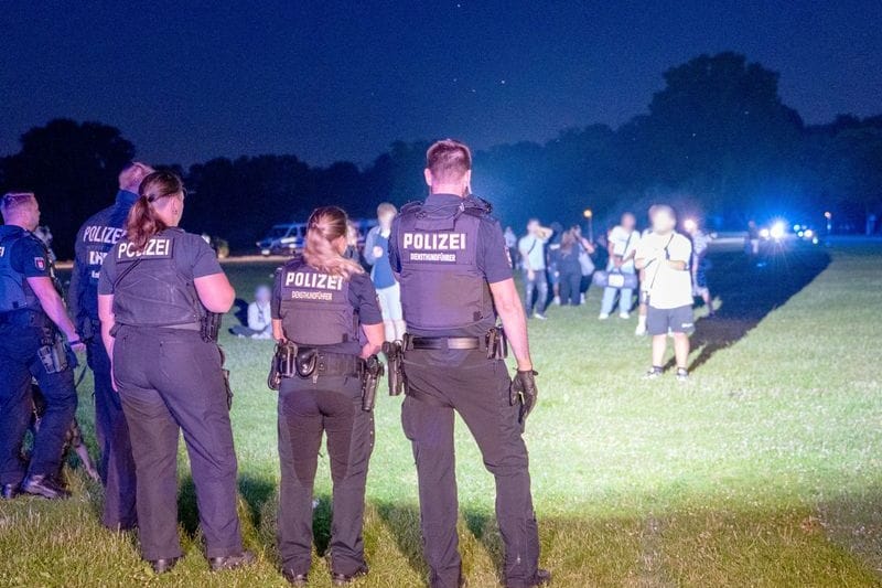 Einsatzkräfte der Polizei und Jugendliche stehen sich im Hamburger Stadtpark gegenüber: Neben dem schwer verletzten Jugendlichen wurde auch ein Polizist verletzt.