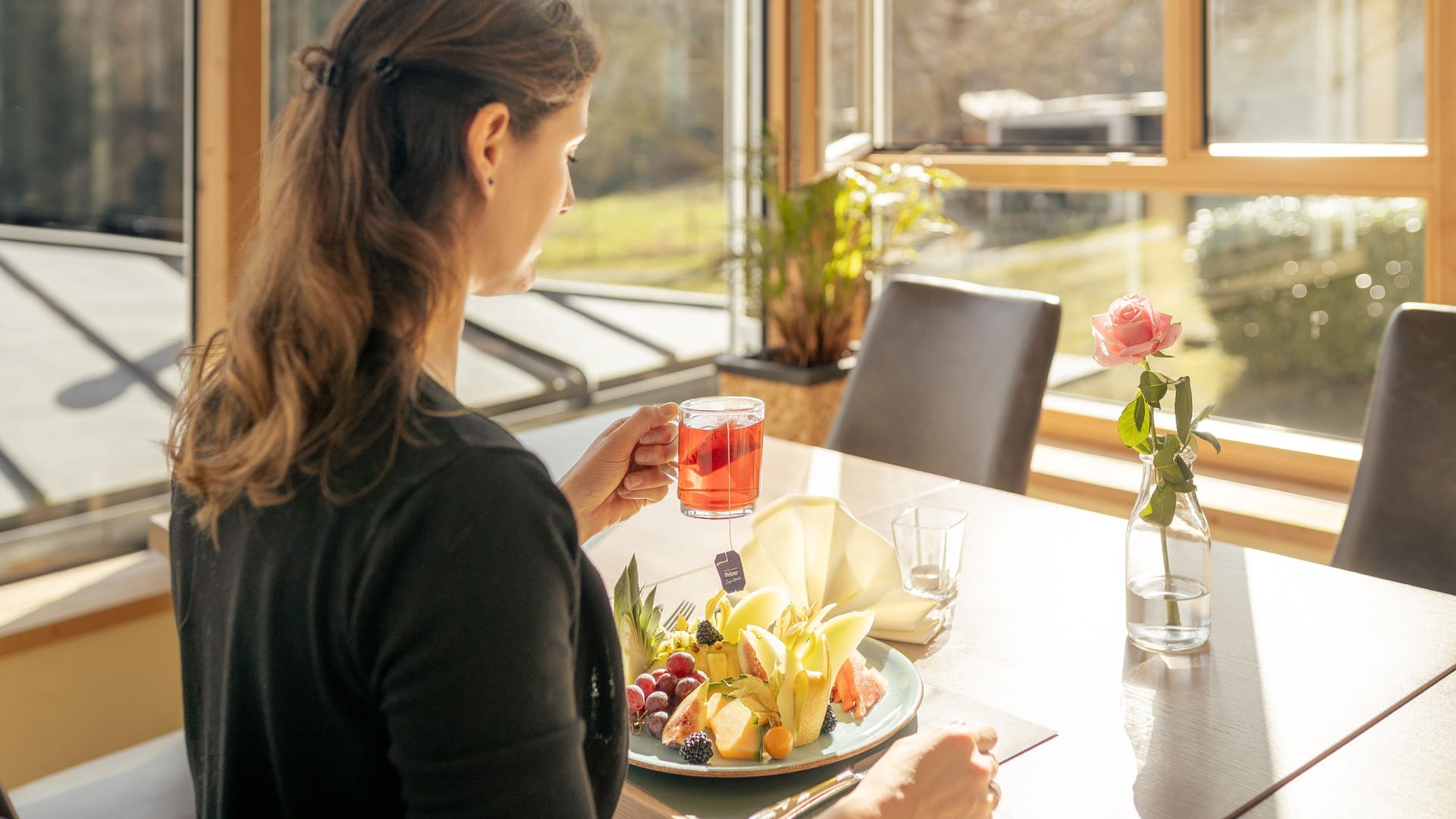 Genussvoll und bewusst essen – basenreiche Mahlzeiten im lichtdurchfluteten Speiseraum des Kur- und Gesundheitshotel Schiffmann.