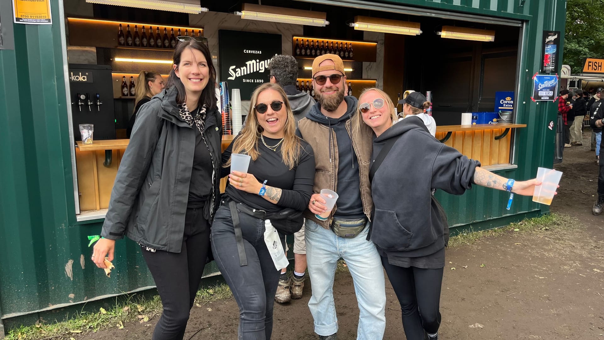 Lisa, Janina, Rainer und Arantxa (v. l. n. r.) bei Rock im Park: Die vier würden sich über Bier von Schanzenbräu freuen.