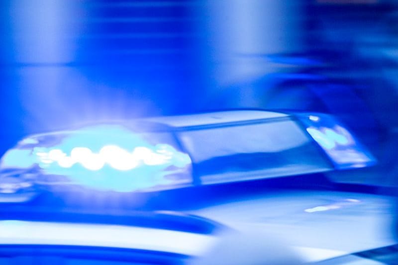 Ein Streifenwagen der Polizei ist mit Blaulicht im Einsatz (Symbolbild):
