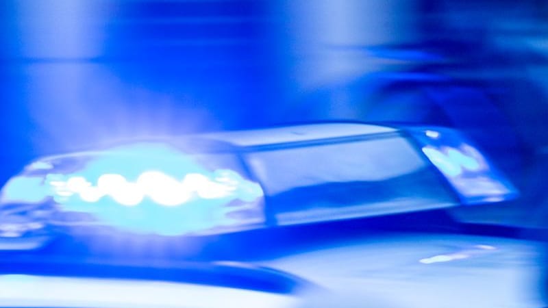 Ein Streifenwagen der Polizei ist mit Blaulicht im Einsatz (Symbolbild): Ein Streifenwagen der Polizei ist mit Blaulicht im Einsatz (Symbolbild):