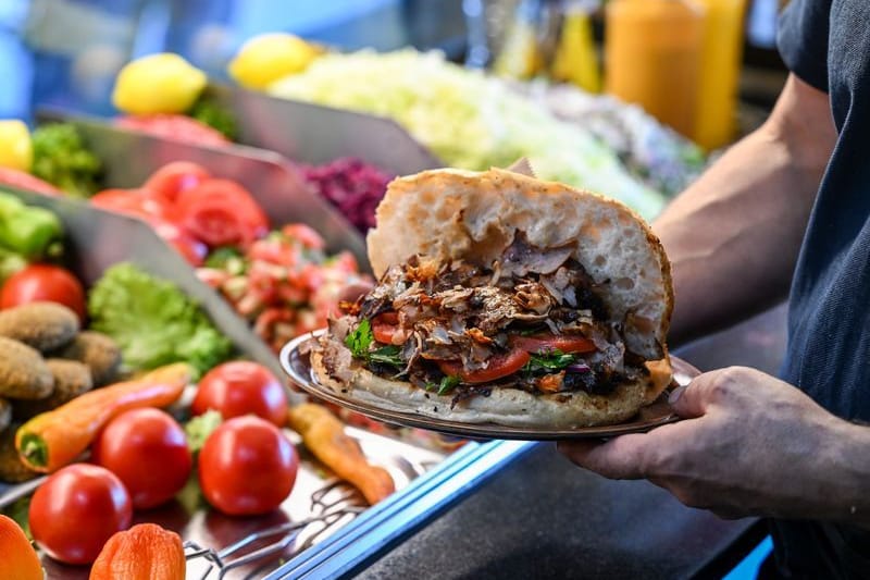 Ein Döner vom Restaurant Elbis-Döner in der Berliner Straße 2 in Wilmersdorf.